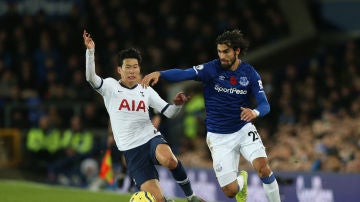 Heung-Min Son y André Gomes en el Everton-Tottenham
