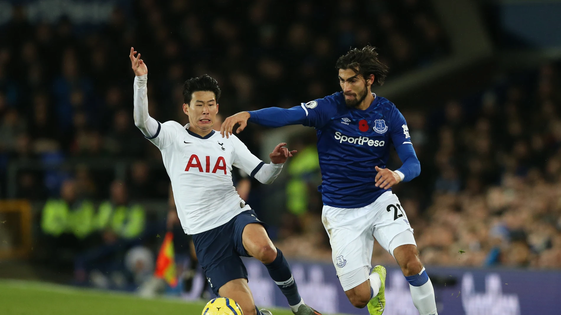 Heung-Min Son y André Gomes en el Everton-Tottenham Heung-Min Son y André Gomes en el Everton-Tottenham