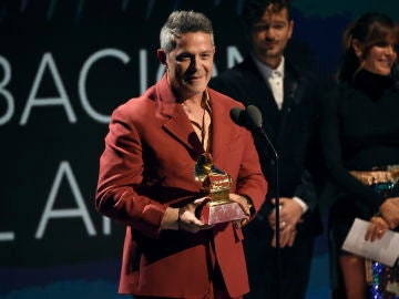 Alejandro Sanz recogiendo el Grammy