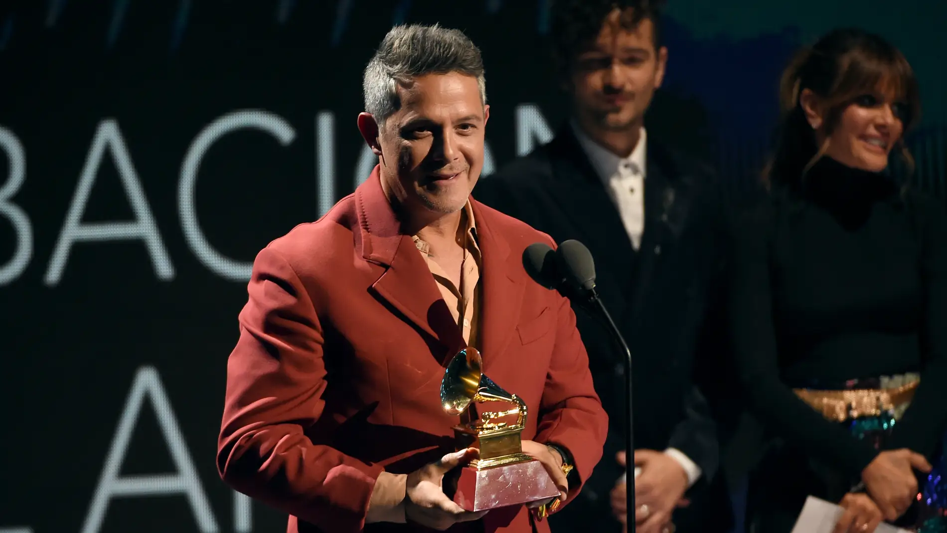 Alejandro Sanz recogiendo el Grammy