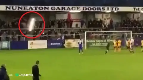 El curioso penalti que acabó impactando en un foco El curioso penalti que acabó impactando en un foco