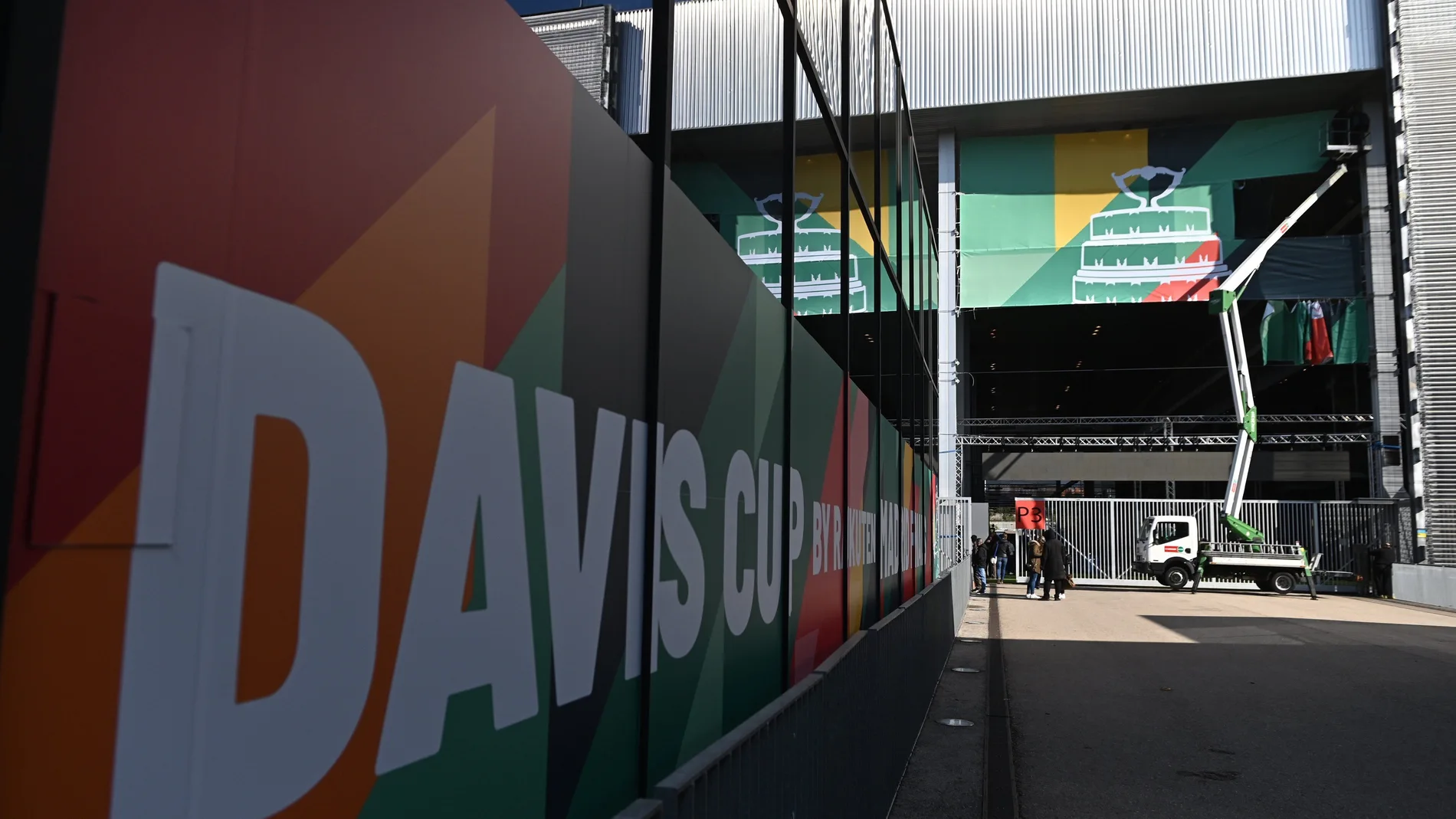 Varios operarios ultiman los preparativos de las finales de la Copa Davis Varios operarios ultiman los preparativos de las finales de la Copa Davis