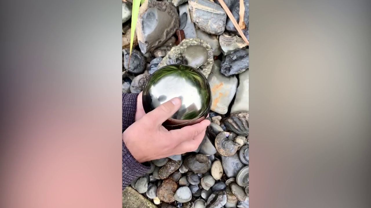 VÍDEO: Encuentra una extraña bola dorada en la playa y se lleva una gran sorpresa al abrirla - Antena 3