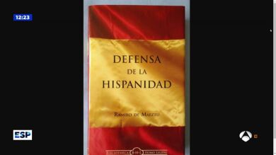 Santiago Abascal posa con un libro sobre las gestas españolas en su primer día en el Congreso