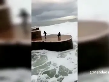 La imprudencia de un grupo surfistas en mitad de un gran oleaje en Zarautz La imprudencia de un grupo surfistas en mitad de un gran oleaje en Zarautz