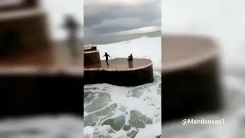 La imprudencia de un grupo surfistas en mitad de un gran oleaje en Zarautz La imprudencia de un grupo surfistas en mitad de un gran oleaje en Zarautz