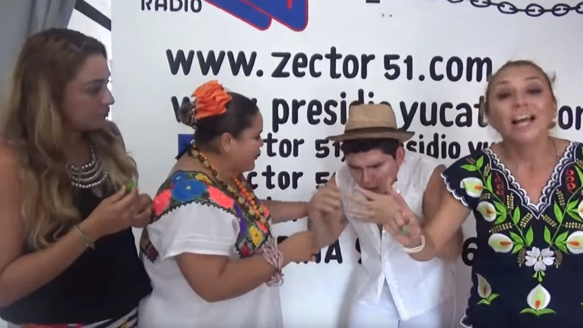 El youtuber Hugo Lara, tras comerse dos chiles habaneros El youtuber Hugo Lara, tras comerse dos chiles habaneros