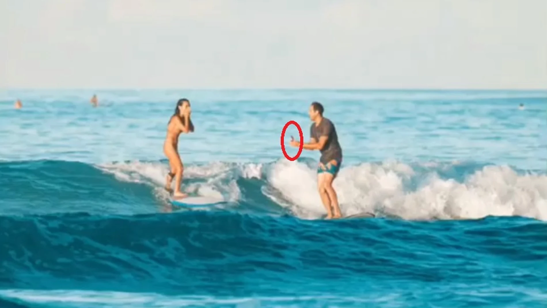 Pedida de mano sobre las olas Pedida de mano sobre las olas