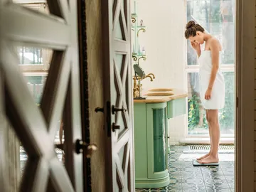 Mujer pesándose Mujer pesándose