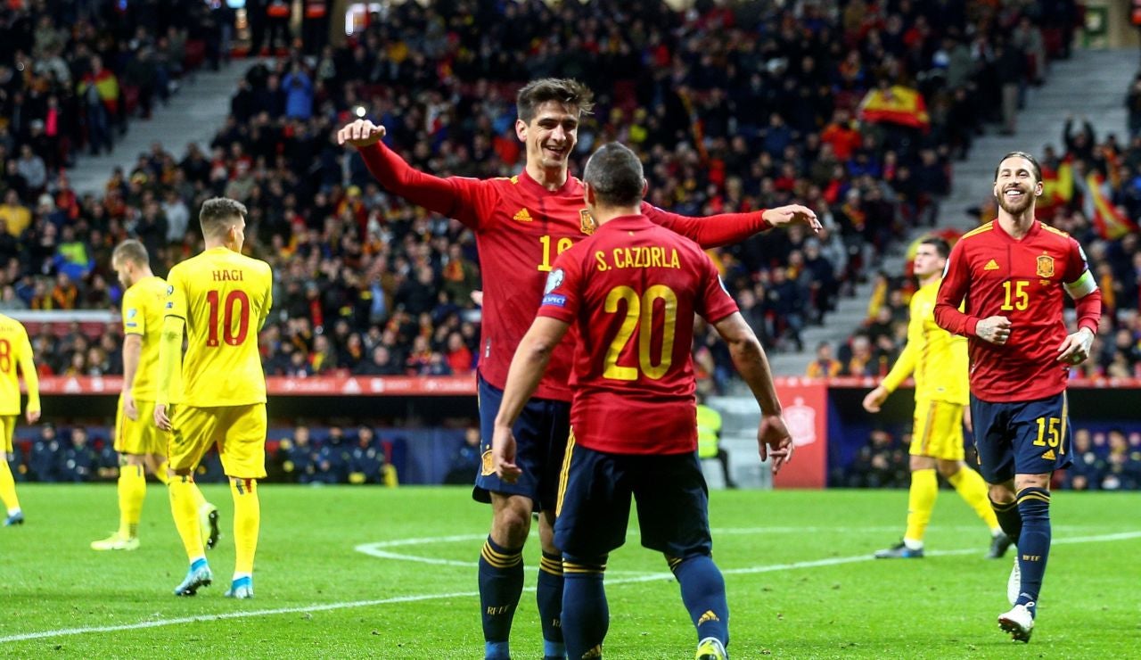 Gerard Moreno y Cazorla celebran un gol ante Rumanía Gerard Moreno y Cazorla celebran un gol ante Rumanía