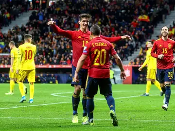 Gerard Moreno y Cazorla celebran un gol ante Rumanía Gerard Moreno y Cazorla celebran un gol ante Rumanía