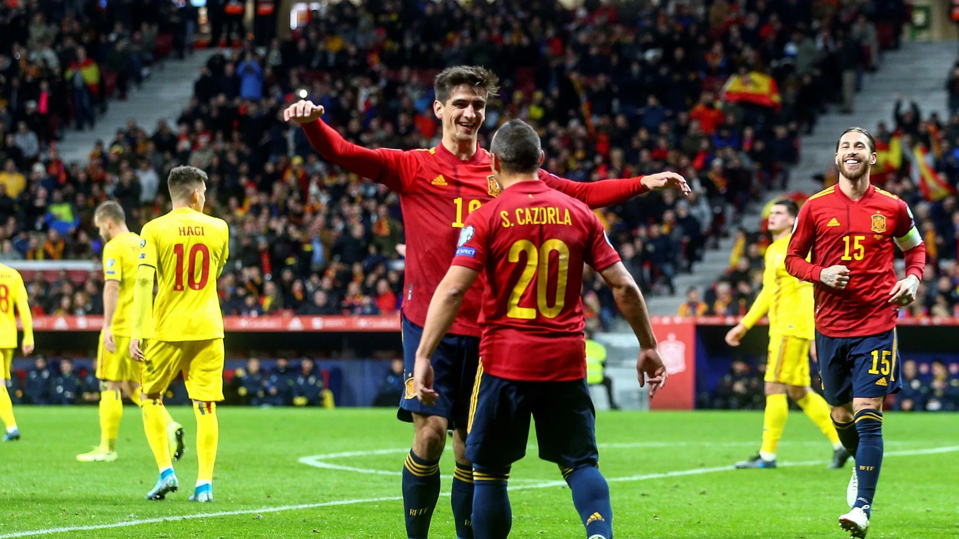 Gerard Moreno y Cazorla celebran un gol ante Rumanía Gerard Moreno y Cazorla celebran un gol ante Rumanía