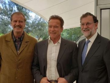 El expresidente mexicano Vicente Fox, junto a Arnold Schwarzenegger y Mariano Rajoy 