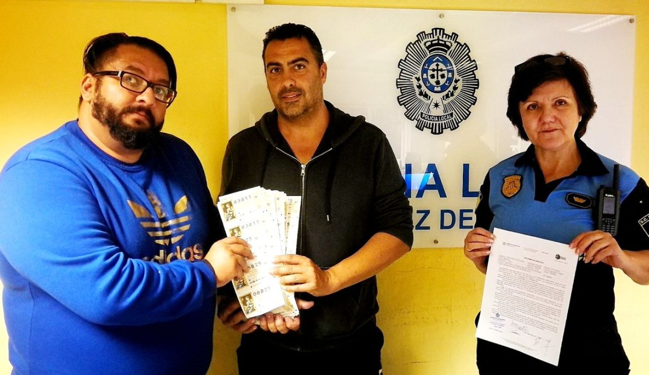 Un hombre devuelve a su dueño 352 décimos de Lotería de Navidad perdidos valorados en 7.040 euros en Santa Cruz de Tenerife Un hombre devuelve a su dueño 352 décimos de Lotería de Navidad perdidos valorados en 7.040 euros en Santa Cruz de Tenerife