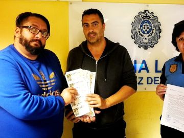 Un hombre devuelve a su dueño 352 décimos de Lotería de Navidad perdidos valorados en 7.040 euros en Santa Cruz de Tenerife
