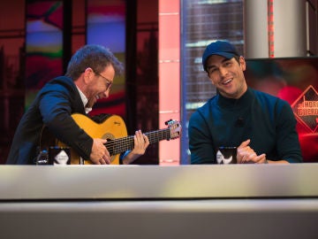 Mario Casas se lanza por bulerías en 'El Hormiguero 3.0' y canta 'Volando voy' con Pablo Motos