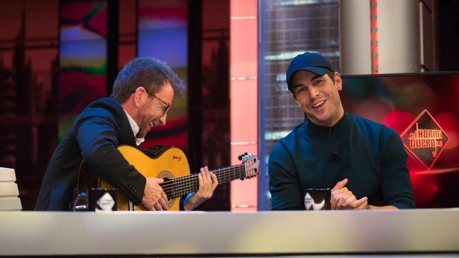 Mario Casas se lanza por bulerías en 'El Hormiguero 3.0' y canta 'Volando voy' con Pablo Motos