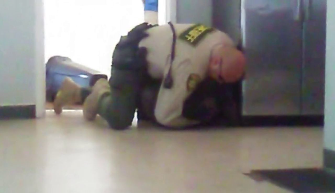 La imagen de un agente derribando a un adolescente sin brazos ni piernas reabre el debate de brutalidad policial La imagen de un agente derribando a un adolescente sin brazos ni piernas reabre el debate de brutalidad policial