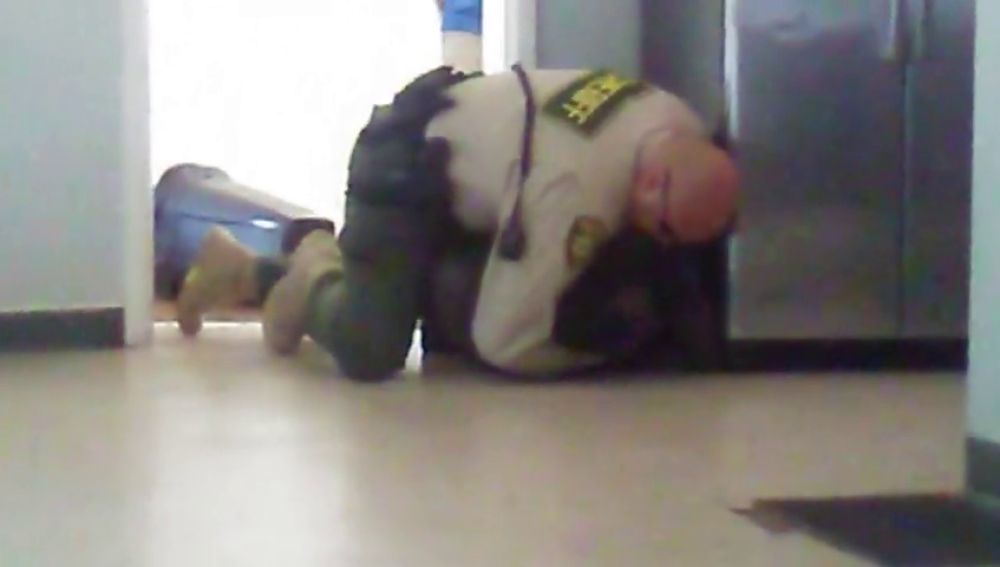 La imagen de un agente derribando a un adolescente sin brazos ni piernas reabre el debate de brutalidad policial