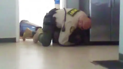 La imagen de un agente derribando a un adolescente sin brazos ni piernas reabre el debate de brutalidad policial La imagen de un agente derribando a un adolescente sin brazos ni piernas reabre el debate de brutalidad policial