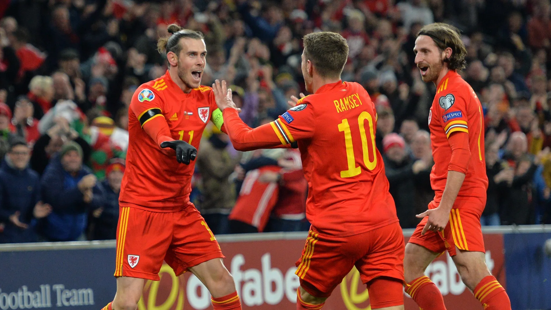 Aaron Ramsey y Gareth Bale celebran un gol ante Hungría Aaron Ramsey y Gareth Bale celebran un gol ante Hungría