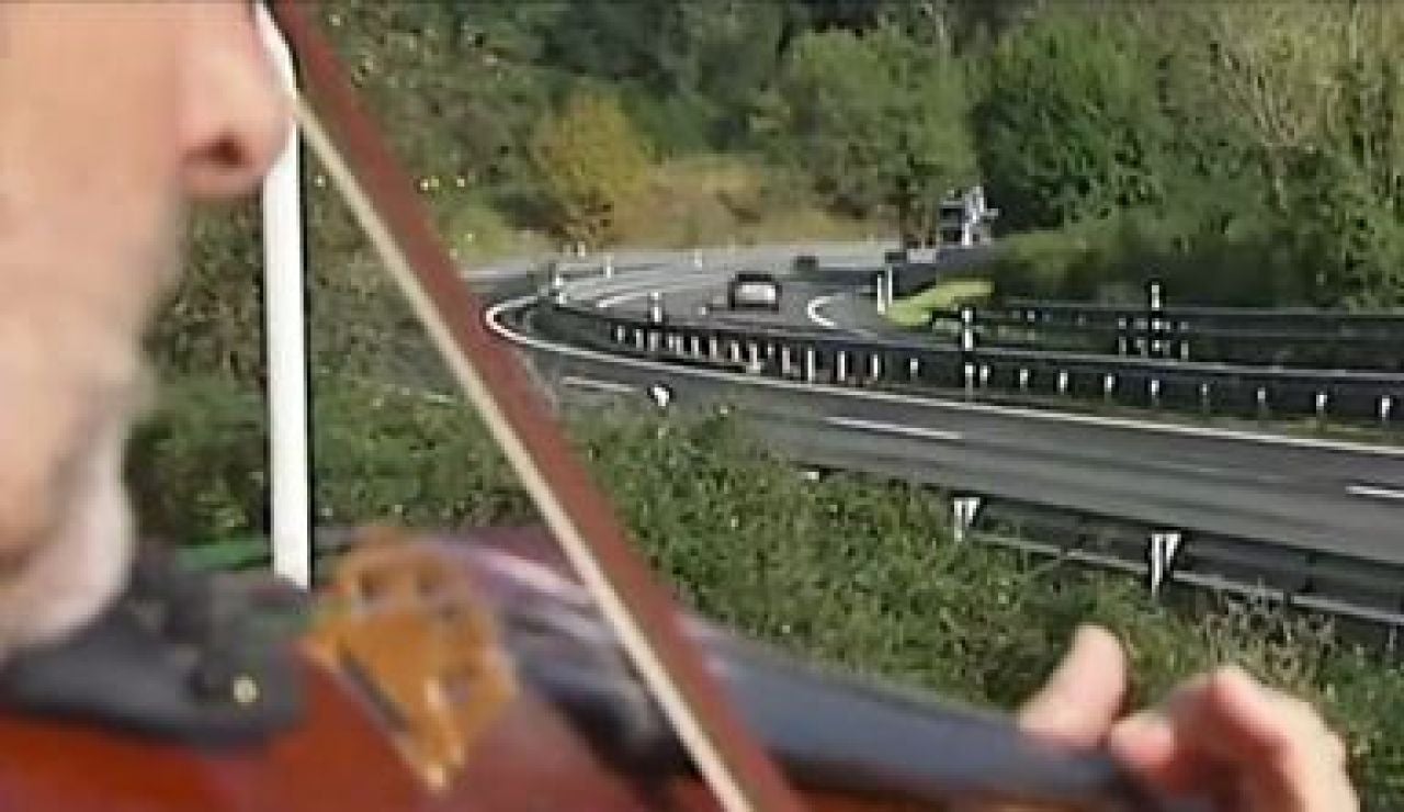 'El violinista de la A-8' se enfrenta a una multa de 2.000 euros 'El violinista de la A-8' se enfrenta a una multa de 2.000 euros