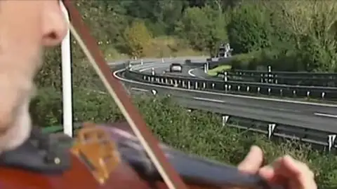 'El violinista de la A-8' se enfrenta a una multa de 2.000 euros 'El violinista de la A-8' se enfrenta a una multa de 2.000 euros