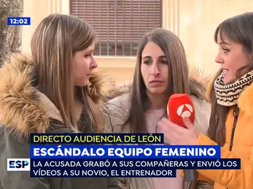 Escándalo en un equipo de fútbol femenino. Escándalo en un equipo de fútbol femenino.