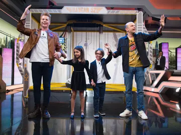 La máquina del tiempo de Yunke y Jandro para empequeñecer a Pablo Motos y Elsa Pataky La máquina del tiempo de Yunke y Jandro para empequeñecer a Pablo Motos y Elsa Pataky