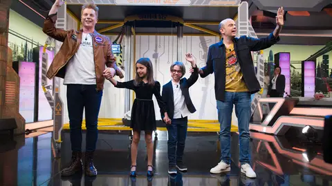 La máquina del tiempo de Yunke y Jandro para empequeñecer a Pablo Motos y Elsa Pataky La máquina del tiempo de Yunke y Jandro para empequeñecer a Pablo Motos y Elsa Pataky