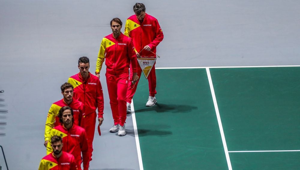 Los jugadores españoles saltan a la pista central de la Caja Mágica