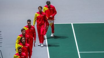 Los jugadores españoles saltan a la pista central de la Caja Mágica
