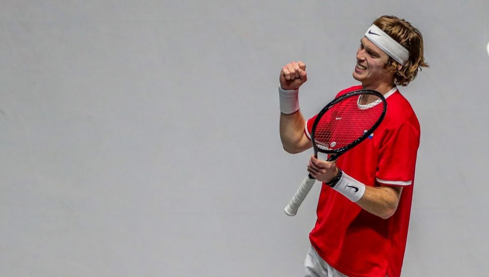 Andréi Rublev celebra su victoria ante Roberto Bautista