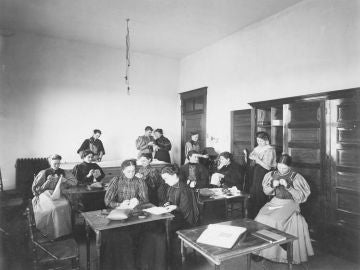 Clase de costura 1890s (Dominio Público) Clase de costura 1890s (Dominio Público)