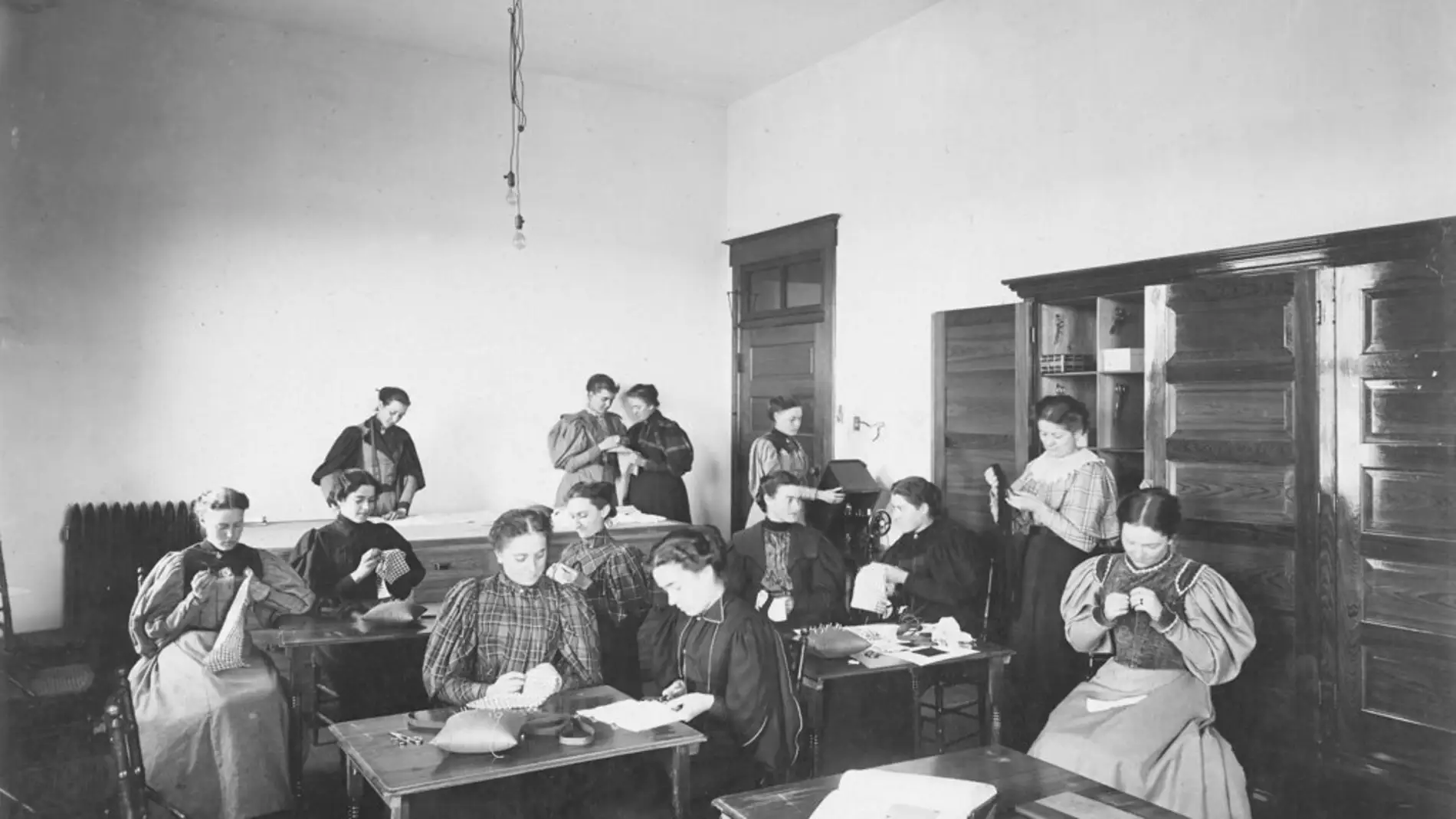 Clase de costura 1890s (Dominio Público)