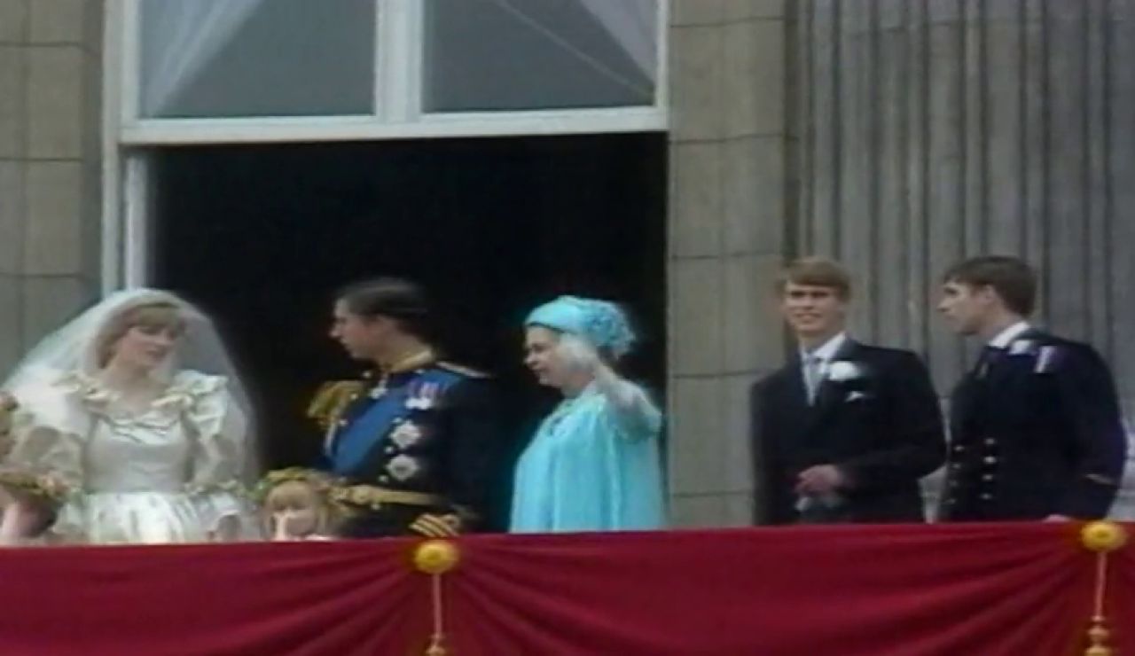 La historia de amor de Carlos y Camilla en el segundo 'annus horribilis' de la reina de Inglaterra La historia de amor de Carlos y Camilla en el segundo 'annus horribilis' de la reina de Inglaterra