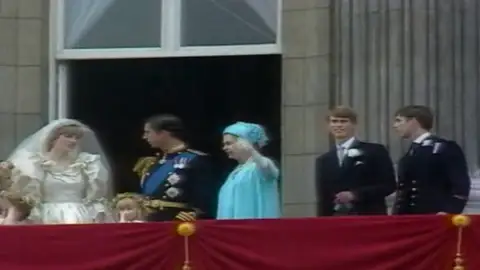 La historia de amor de Carlos y Camilla en el segundo 'annus horribilis' de la reina de Inglaterra La historia de amor de Carlos y Camilla en el segundo 'annus horribilis' de la reina de Inglaterra