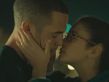 Hugo y Triana se quedan sin pistas que seguir, hasta que Hugo recibe una misteriosa llamada Hugo y Triana se quedan sin pistas que seguir, hasta que Hugo recibe una misteriosa llamada