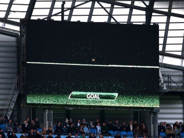 Una pantalla muestra la tecnología de gol en un estadio