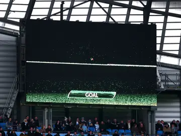 Una pantalla muestra la tecnología de gol en un estadio Una pantalla muestra la tecnología de gol en un estadio