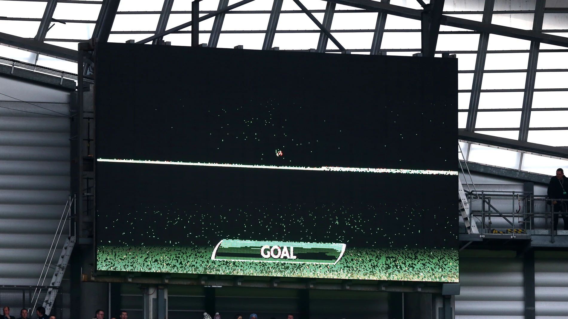 Una pantalla muestra la tecnología de gol en un estadio Una pantalla muestra la tecnología de gol en un estadio