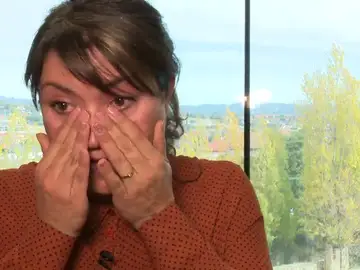 La madre de la árbitra insultada rompe a llorar: "Que se atrevan a llamar 'puta' a un Guardia Civil La madre de la árbitra insultada rompe a llorar: "Que se atrevan a llamar 'puta' a un Guardia Civil