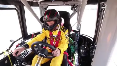 Guy Martin bate el récord Guinness de velocidad con un tractor: ¡217 km/h! Guy Martin bate el récord Guinness de velocidad con un tractor: ¡217 km/h!