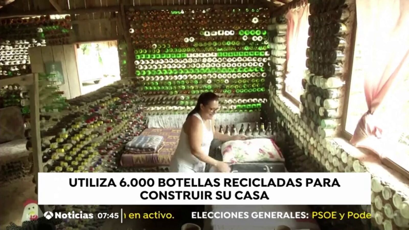 Una mujer de Brasil construye su casa con 6.000 botellas de vidrio