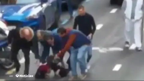 Taxistas retienen a un ladrón Taxistas retienen a un ladrón