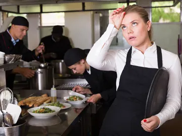 Camarera de pie Camarera de pie