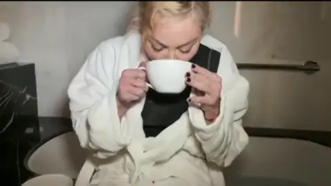 Madonna se bebe su pis Madonna se bebe su pis