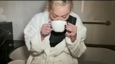 Madonna se bebe su pis porque Madonna se bebe su pis porque