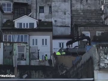 Los vecinos de un barrio de Vigo, atemorizado a que el desplome de una vivienda arraste a otras
