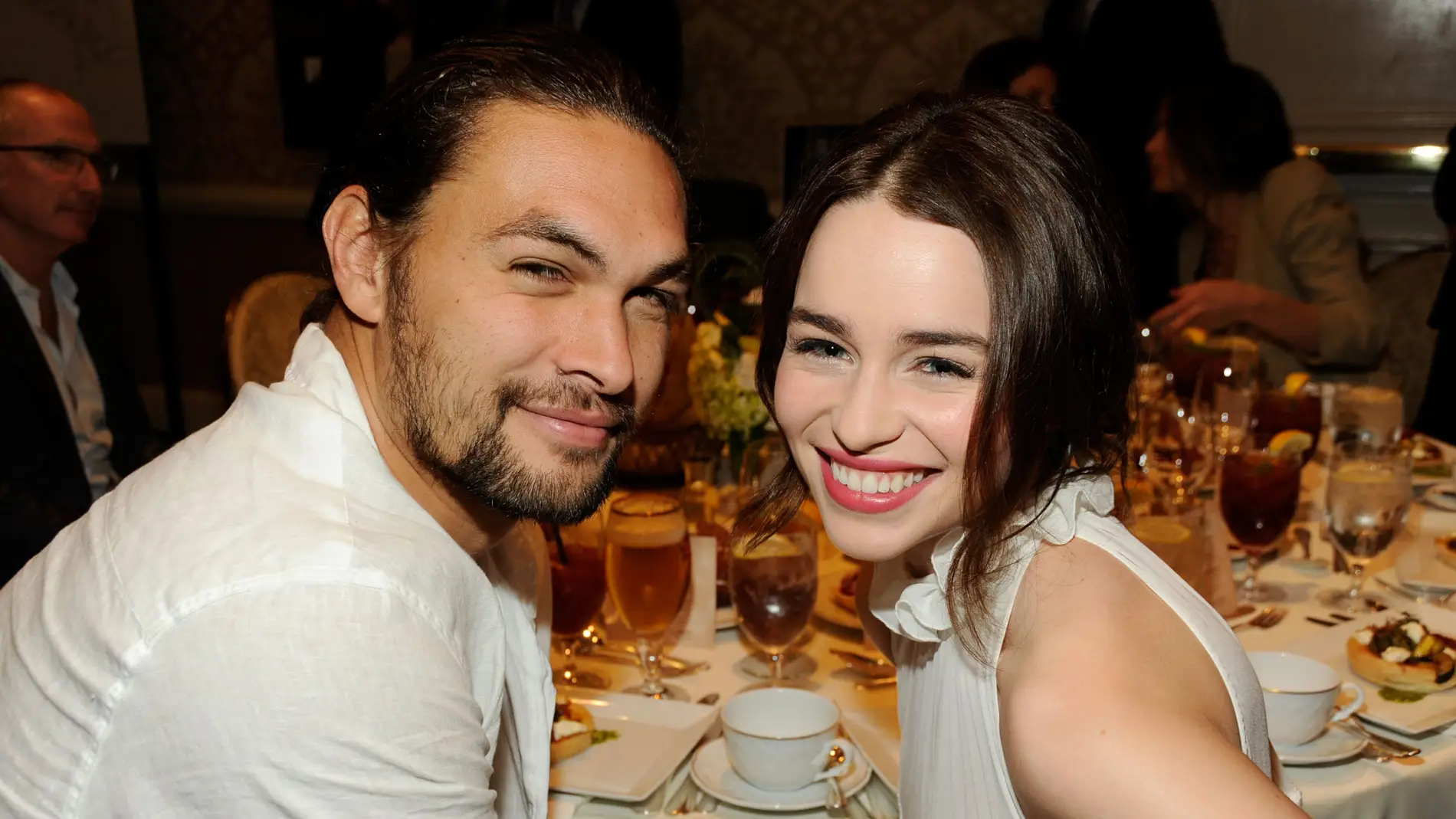 Emilia Clarke y Jason Momoa, Daenerys Targaryen y Khal Drogo en 'Juego de Tronos'